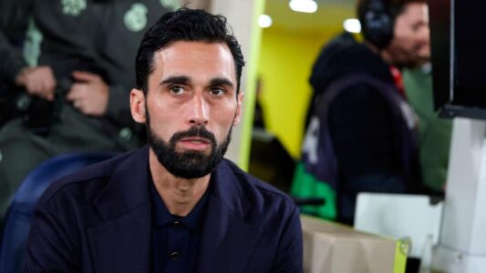 ألفارو أربيلوا يتحدث في المؤتمر الصحفي بعد فوز ريال مدريد على فياريال في الدوري الإسباني