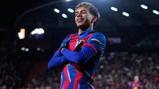 لاعبو برشلونة وفياريال في مواجهة قوية بالدوري الإسباني على ملعب كامب نو