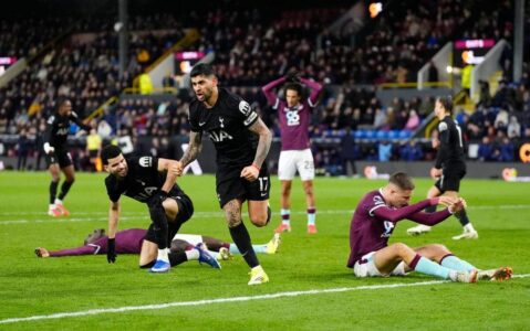 كريستيان روميرو مدافع توتنهام والمدرب توماس فرانك في الدوري الإنجليزي