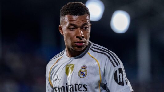 لاعبو ريال مدريد وريال سوسيداد في مواجهة قوية بالدوري الإسباني على ملعب سانتياغو برنابيو