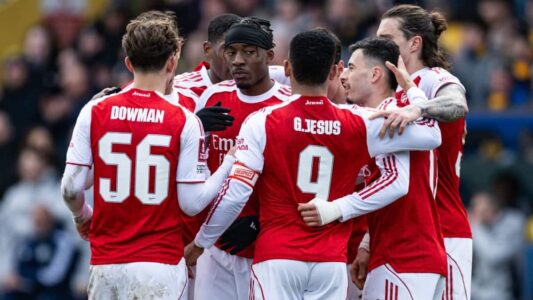 احتفال لاعبي أرسنال بالفوز على مانسفيلد في كأس الاتحاد الإنجليزي 2026