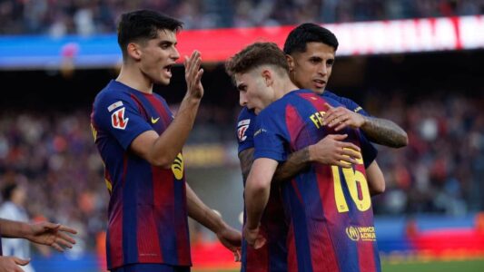 مواجهة قوية بين لاعبي برشلونة وأتلتيك بيلباو في ملعب سان ماميس بالدوري الإسباني