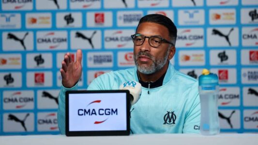 لاعبو أولمبيك مارسيليا يحتفلون بالفوز في الدوري الفرنسي