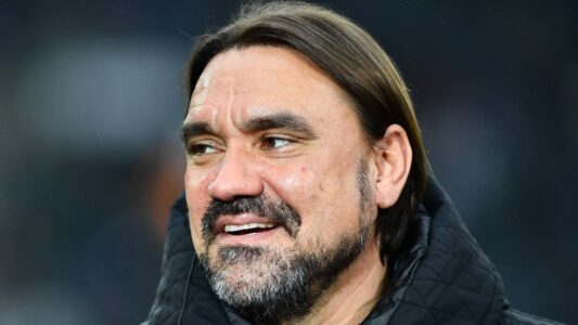 دانييل فاركي مدرب ليدز يونايتد يوجه تعليماته للاعبين في مباراة كريستال بالاس