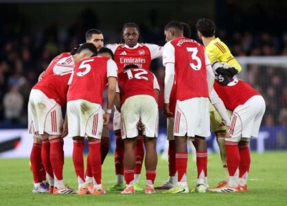 لاعبو أرسنال يحتفلون في مباراة كأس الاتحاد الإنجليزي ضد مانسفيلد