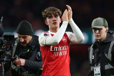 اللاعب الشاب ماكس دومان يحتفل بهدفه التاريخي مع نادي أرسنال في الدوري الإنجليزي