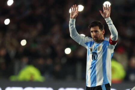 ليونيل ميسي بقميص منتخب الأرجنتين يفكر في مستقبله الدولي قبل كأس العالم 2026