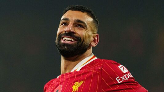 محمد صلاح يحيي جماهير ليفربول في ملعب الأنفيلد بعد إعلان رحيله