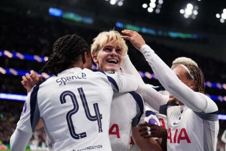 جولييلمو فيكاريو حارس توتنهام يتصدى للكرة في مباراة أتلتيكو مدريد بدوري أبطال أوروبا