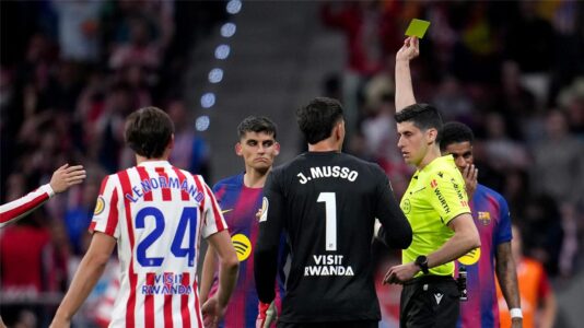 شعار نادي أتلتيكو مدريد مع لقطة من مباراة برشلونة المثيرة للجدل