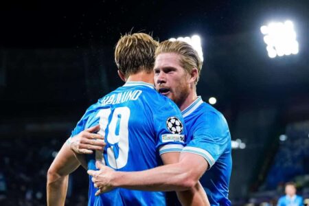 احتفالات لاعبي نابولي بالفوز في الدوري الإيطالي وتصدر المشهد الأوروبي