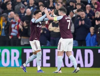 النجم الإنجليزي جادون سانشو بقميص نادي بوروسيا دورتموند الألماني