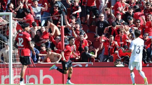 اللاعب مانو مورناليس يحتفل بتسجيل هدف مايوركا في مرمى ريال مدريد بالدوري الإسباني