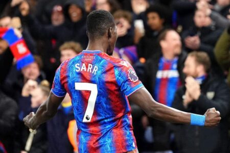 بيتو مهاجم إيفرتون يحتفل بهدفه في مرمى كريستال بالاس بالدوري الإنجليزي