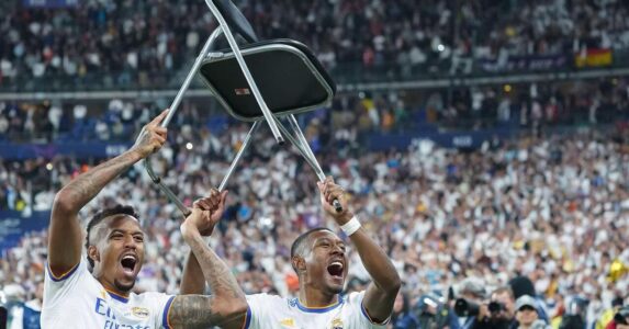ديفيد ألابا يودع جماهير ريال مدريد في ملعب سانتياغو برنابيو بعد مسيرة حافلة بالألقاب