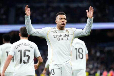 كيليان مبابي بقميص ريال مدريد وسط مطالبات جماهيرية برحيله