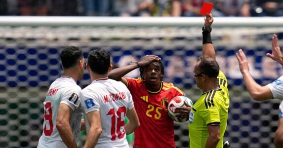 لاعبو منتخب بلجيكا وإيران خلال مباراة كأس العالم 2026 في كاليفورنيا