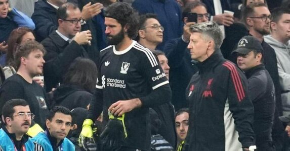 رسم توضيحي لقانون إضاعة الوقت لحراس المرمى الجديد في الملاعب الإنجليزية لمنع تعطيل اللعب