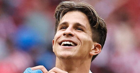 احتفال لاعبي أتلتيكو مدريد بالأهداف في مرمى مالاغا بالدوري الإسباني