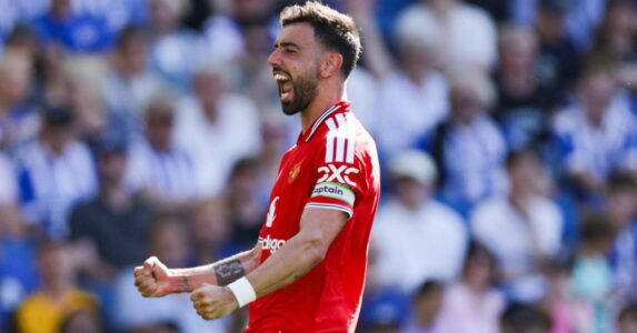 برونو فيرنانديز قائد مانشستر يونايتد يحتفل بهدف في الدوري الإنجليزي