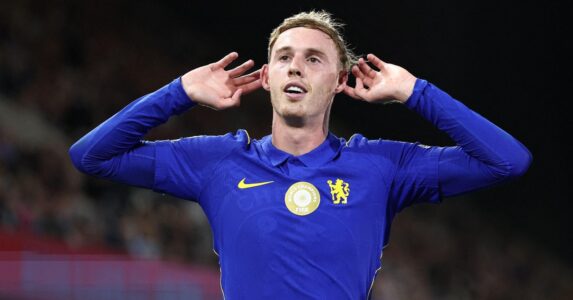كول بالمر يحتفل بهدفه مع تشيلسي ضد فولهام في الدوري الإنجليزي