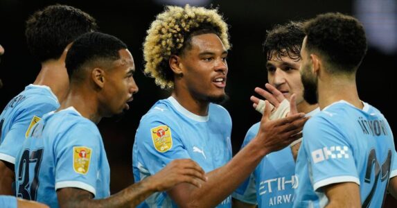 فلويد سامبا يحتفل بهدفه الأول مع مانشستر سيتي في ملعب الاتحاد
