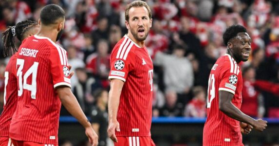 هاري كين يحتفل بتسجيل هدفه رقم 100 في الدوري الألماني مع بايرن ميونخ