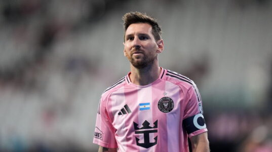 ليونيل ميسي يحتفل بهدفه في مباراة إنتر ميامي وسان دييغو في الدوري الأمريكي